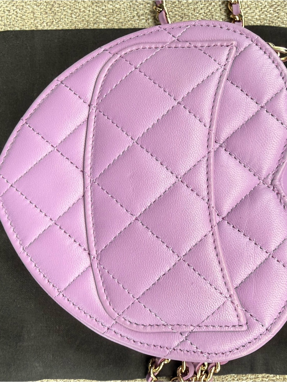 CHANEL Lavender Quilted Heart Crossbody Bag with Gold-Tone Chain - Picture 4 of 6